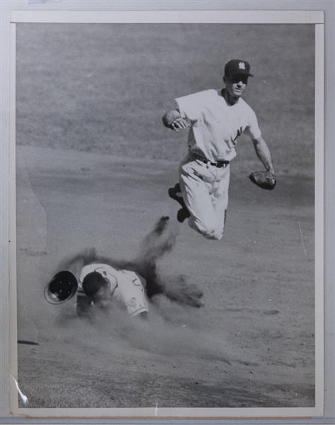 Vintage Baseball Lot w/ 1933 Babe Ruth Wheaties Advertisement, Hank Greenberg and Hank Aaron Wire Photos, and 1931 Metropolitan Studio 6x9 Photo Board w/ Stand 