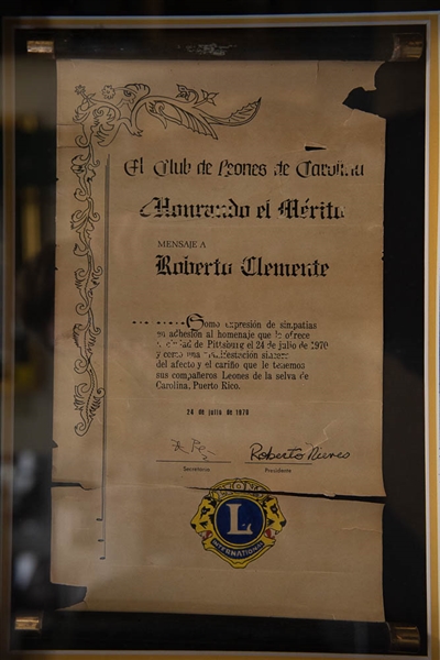RARE Roberto Clemente Shadowboxed Award Presented to Clemente (Family LOA)